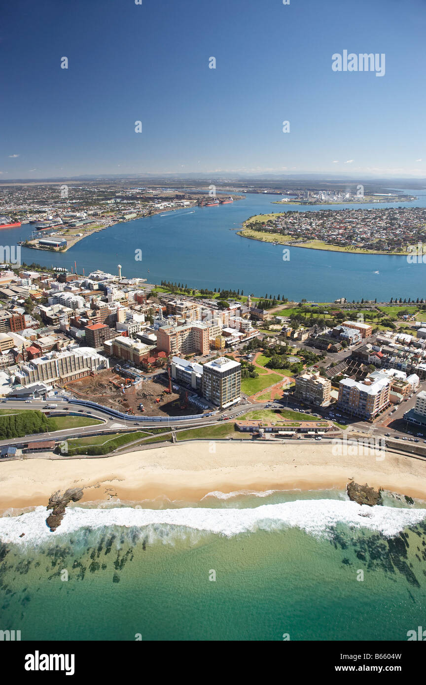 Newcastle Beach Newcastle und Newcastle Hafen New South Wales Australien Antenne Stockfoto