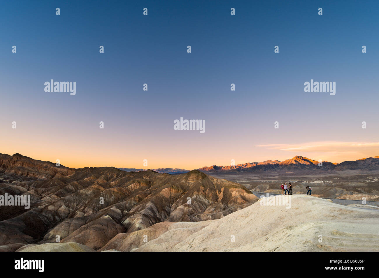Touristen fotografieren bei Sonnenuntergang am Zabriskie Point, Death Valley Nationalpark, Kalifornien, USA Stockfoto
