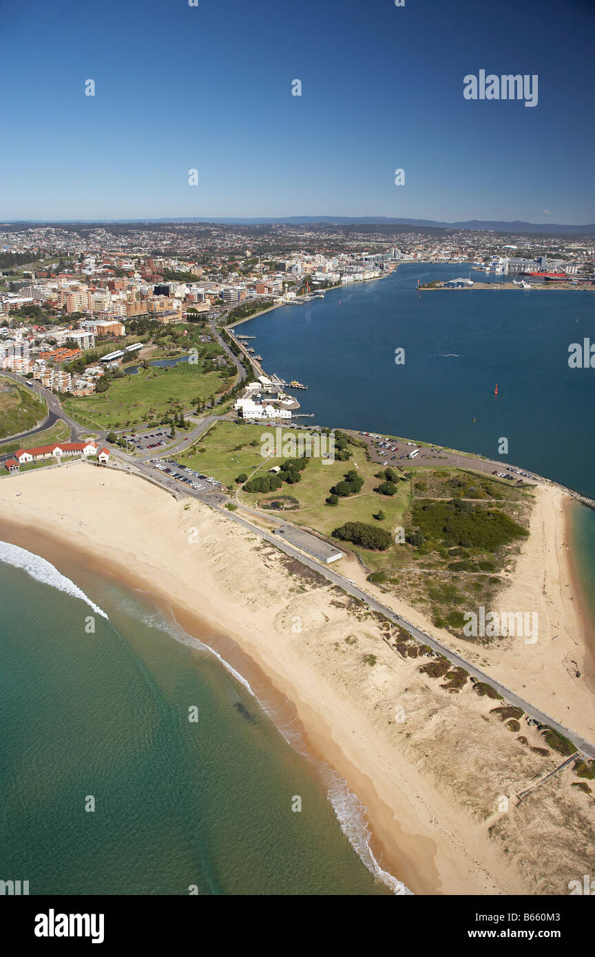 Nobbys Strand und Newcastle Hafen Newcastle New South Wales Australien Antenne Stockfoto