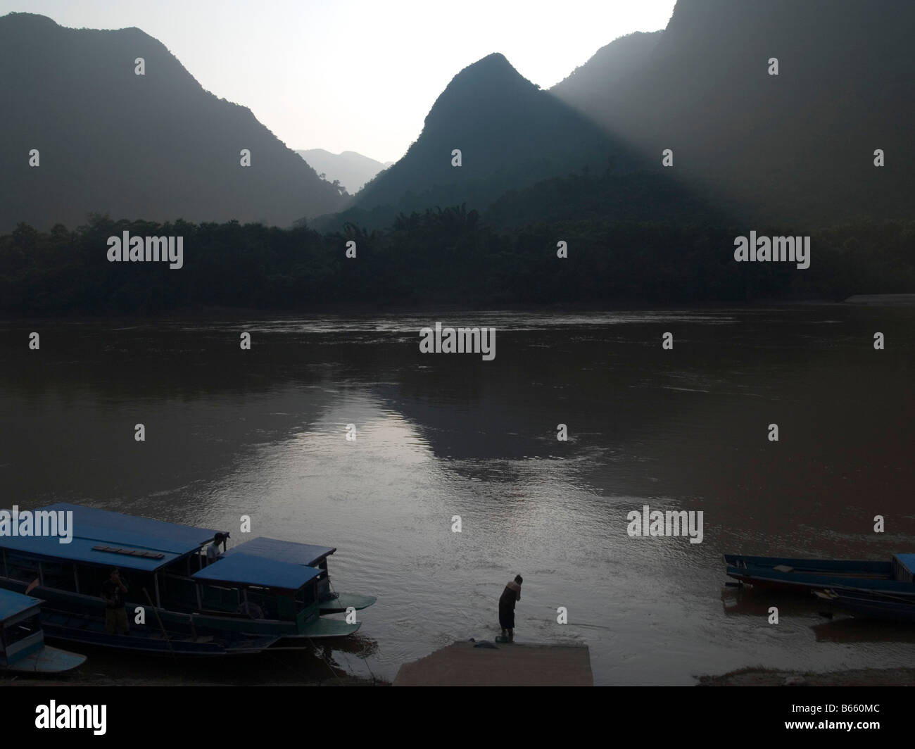 Frau Baden in der Abenddämmerung auf dem Nam Ou Fluss im nördlichen Laos Stockfoto