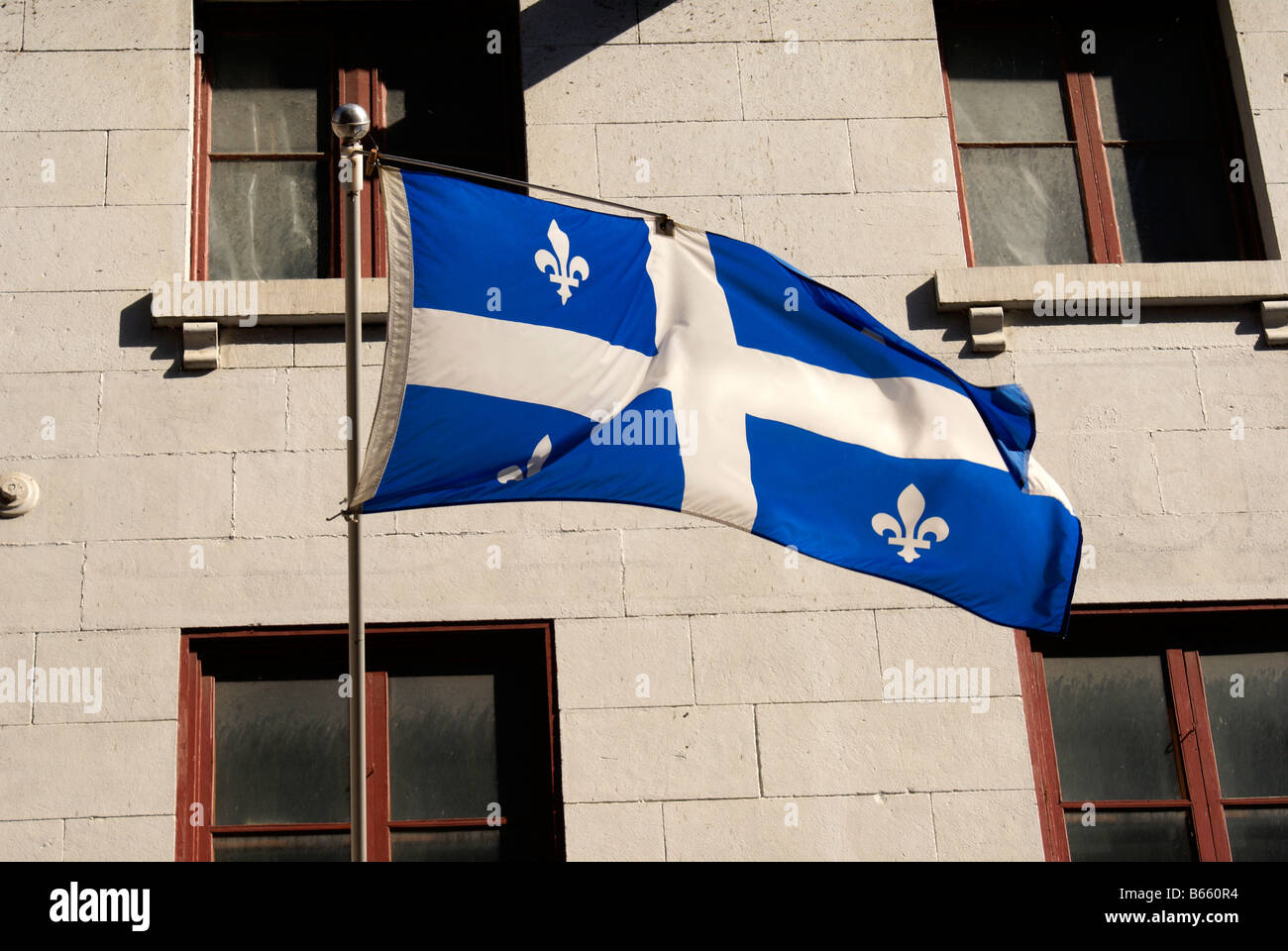 Flagge der Provinz von Quebec fliegen in Old Montreal, Quebec, Kanada Stockfoto