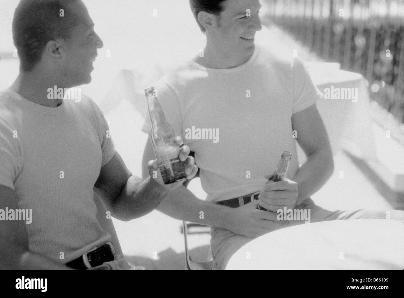 Junge Männer mit Flaschen, lachen, Homosexuell Stockfoto