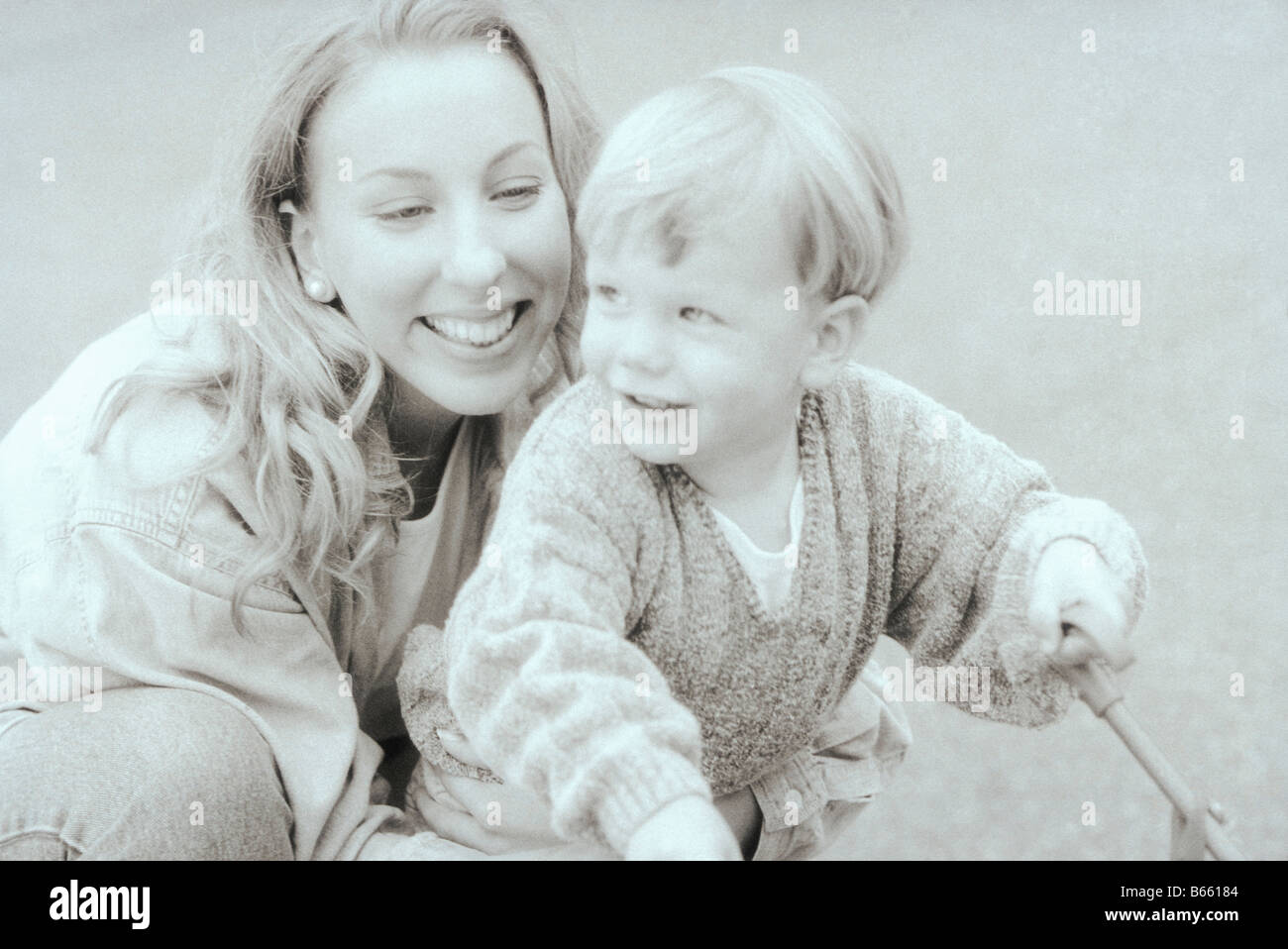 Mutter den Sohn, Lächeln, B&W Stockfoto