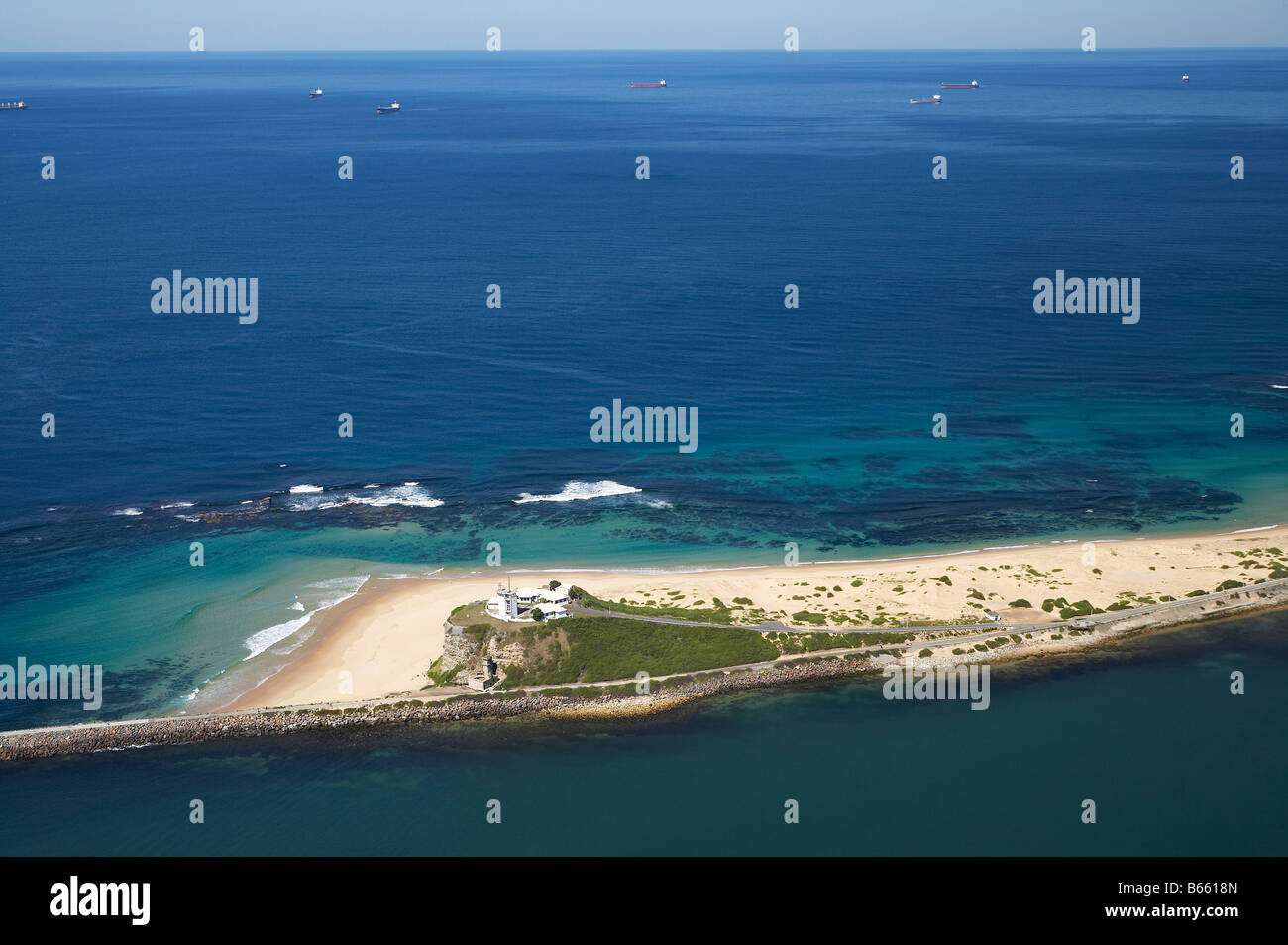 Nobbys Beach Nobbys Head und Bulk Kohle Schiffe warten Offshore für Platz im Hafen Newcastle New South Wales Australien Antenne Stockfoto