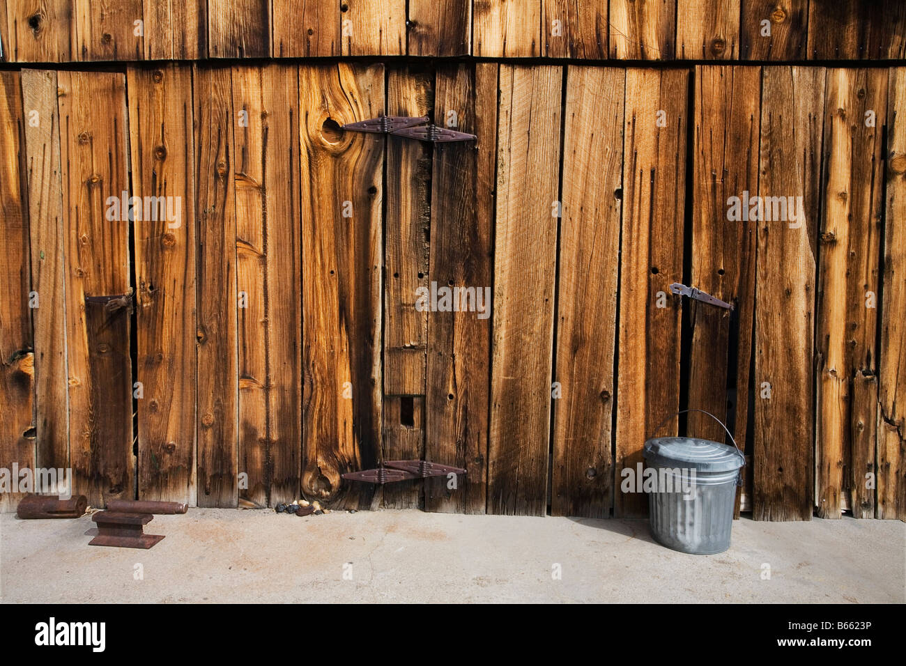 Garagentor Aus Holz Stockfotos & Garagentor Aus Holz Bilder - Alamy