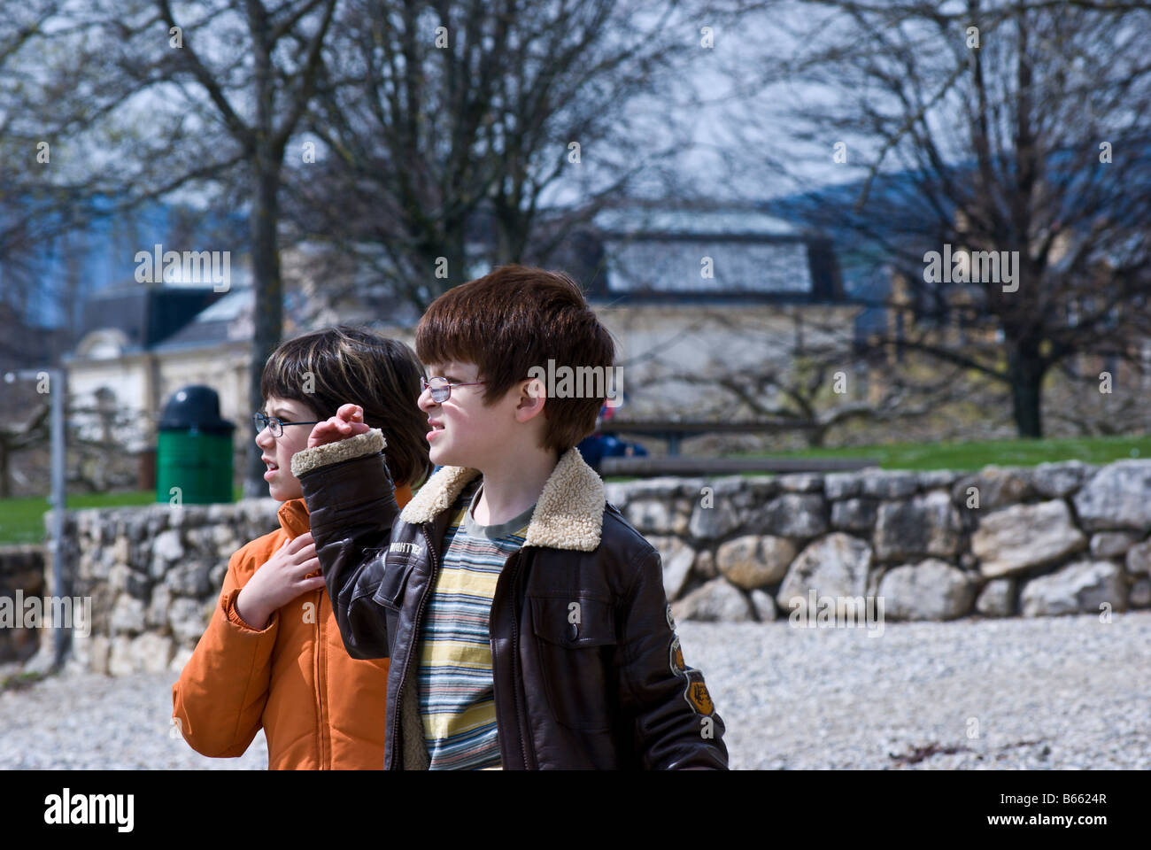 Kinder, die gerade ein Ereignis in einer Pose, die suggeriert, dass sie ein altes Ehepaar sind Stockfoto
