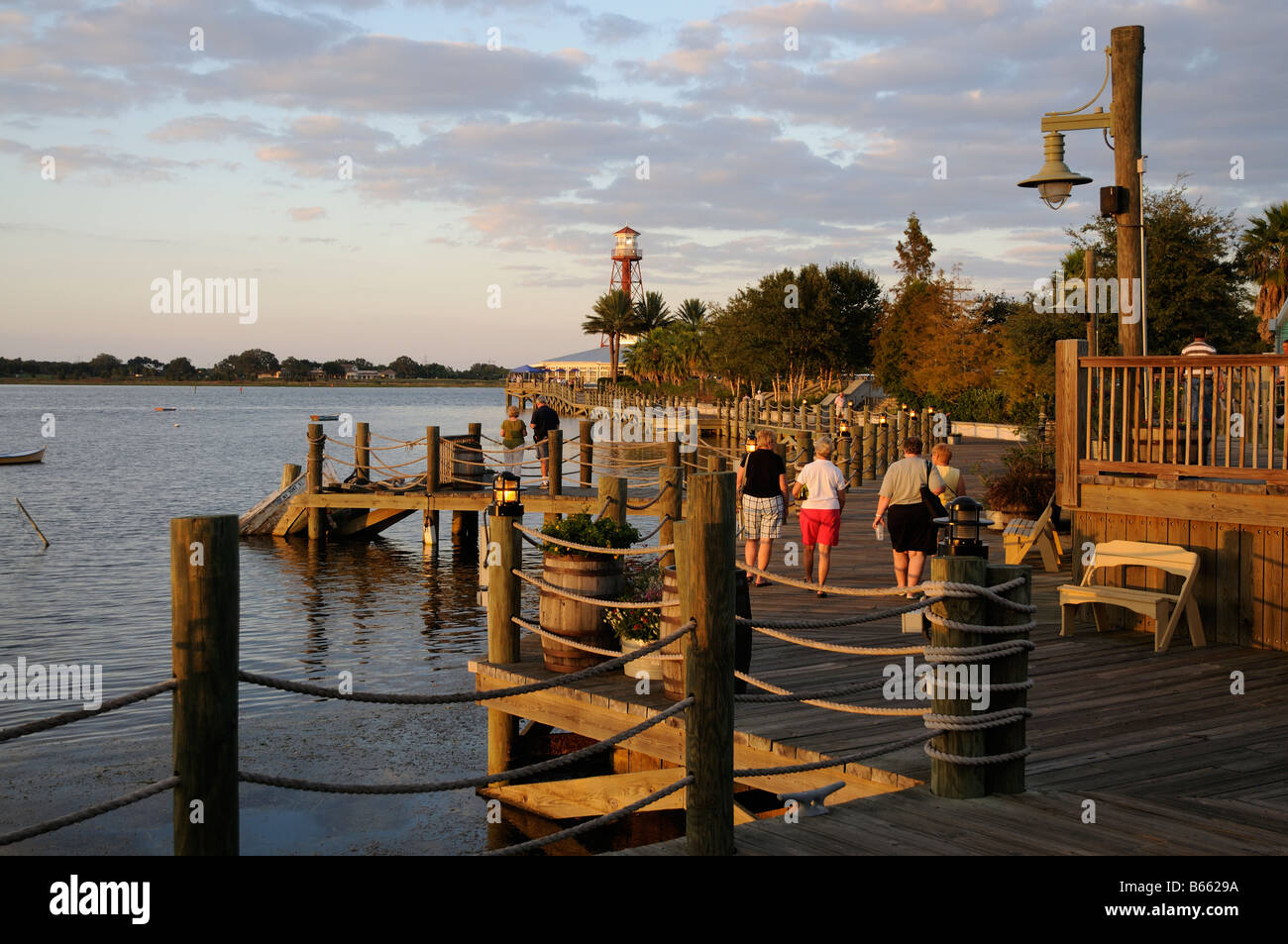 Lake Sumter Landing Boardwalk in der Abenddämmerung befindet sich in Zentral Florida Amerika USA Sumter Landung ist ein Teil des komplexen The Villages Stockfoto