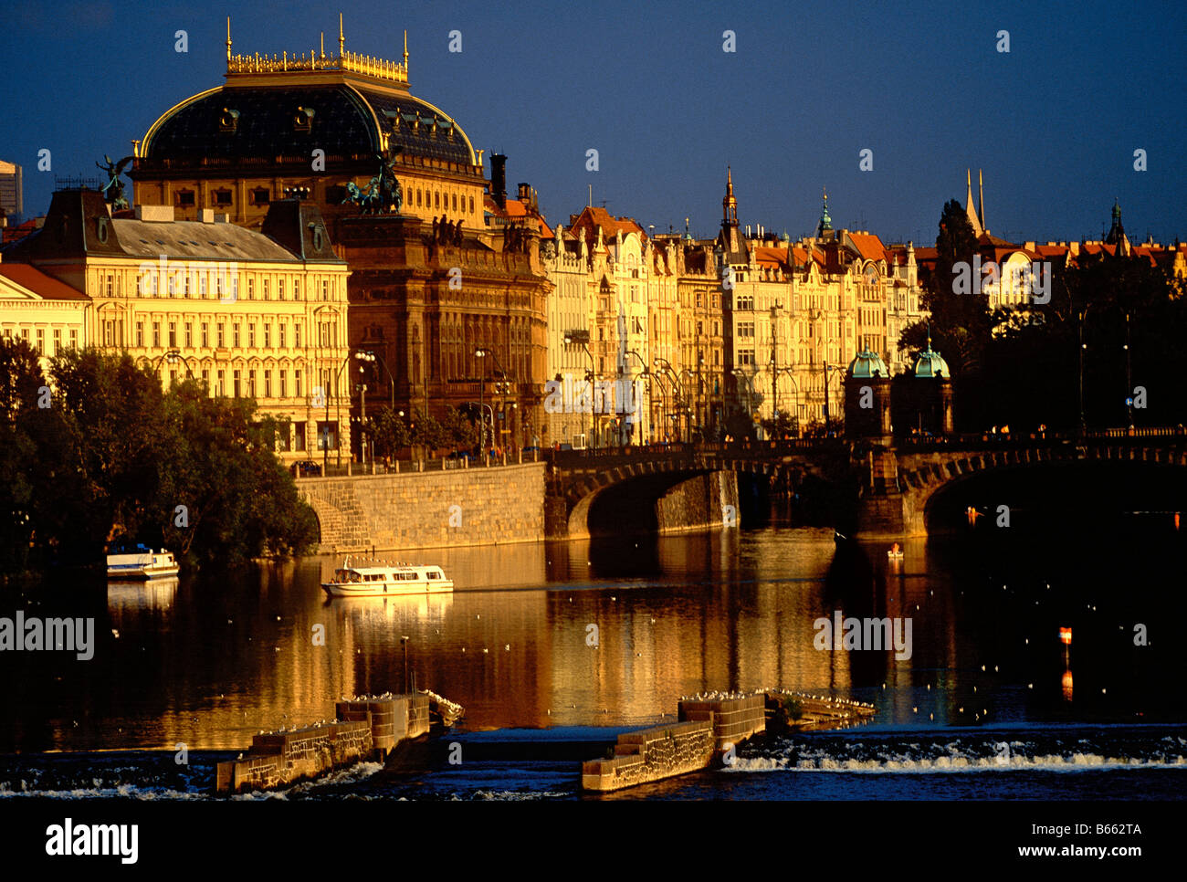 Nationaltheater und Moldau in Prag Stockfoto