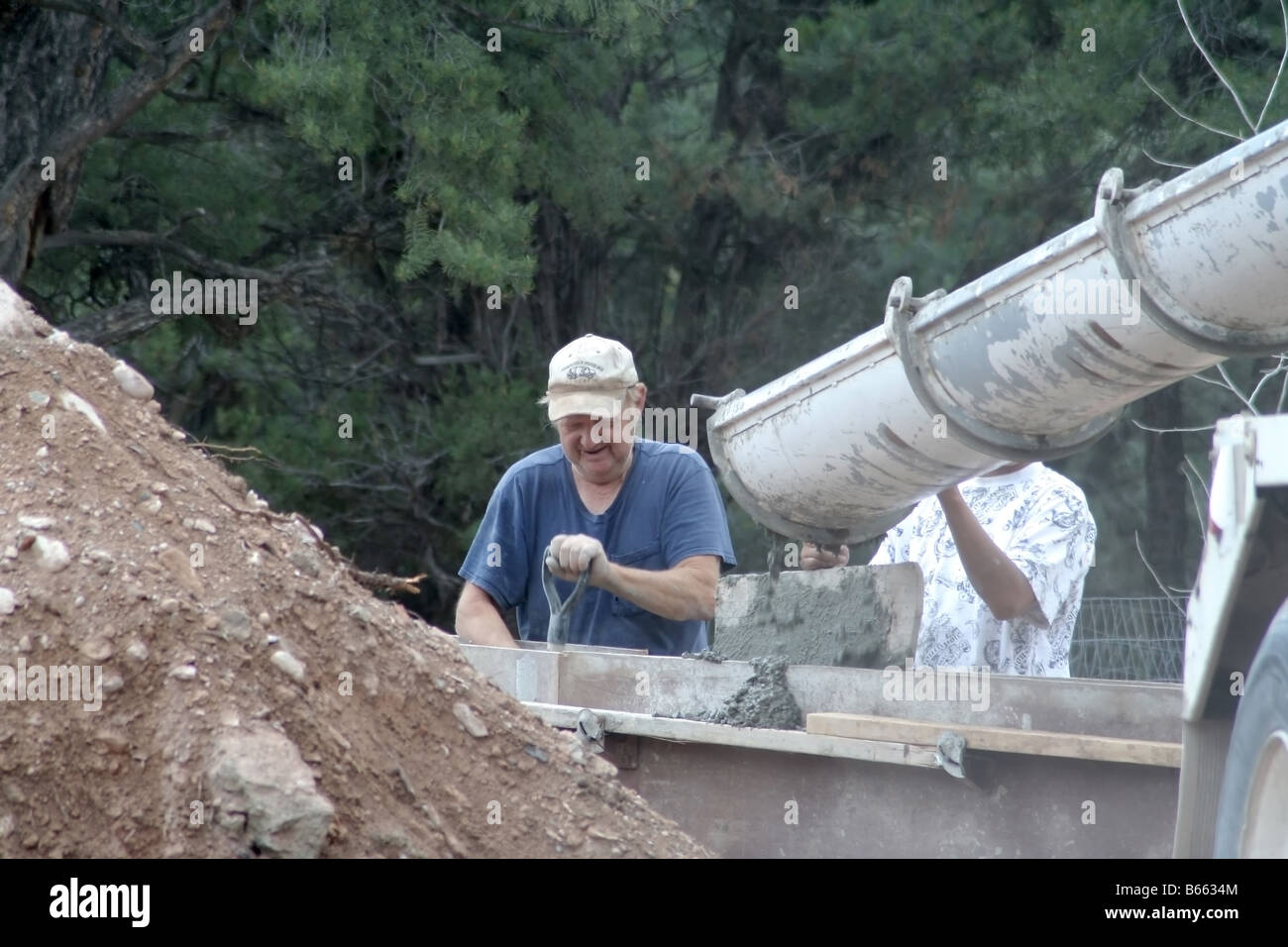Arbeiter Beton für ein Hausfundament gießen Stockfoto