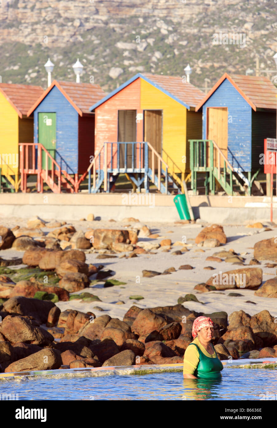 Schwimmer vor dem Strand Hütten, Kapstadt, Südafrika Stockfoto