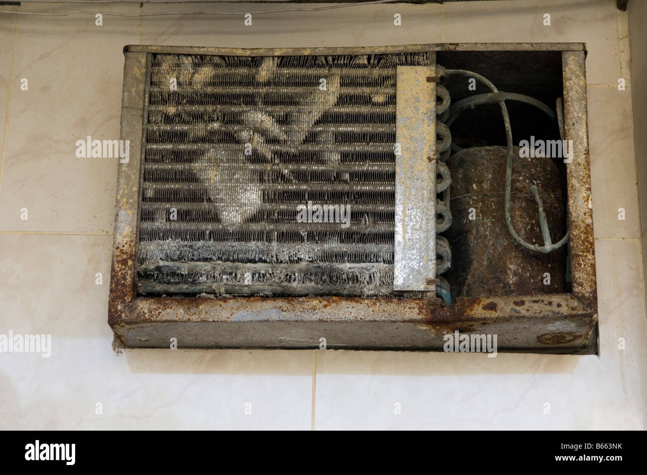 Beschädigte alte Klimaanlage Stockfoto