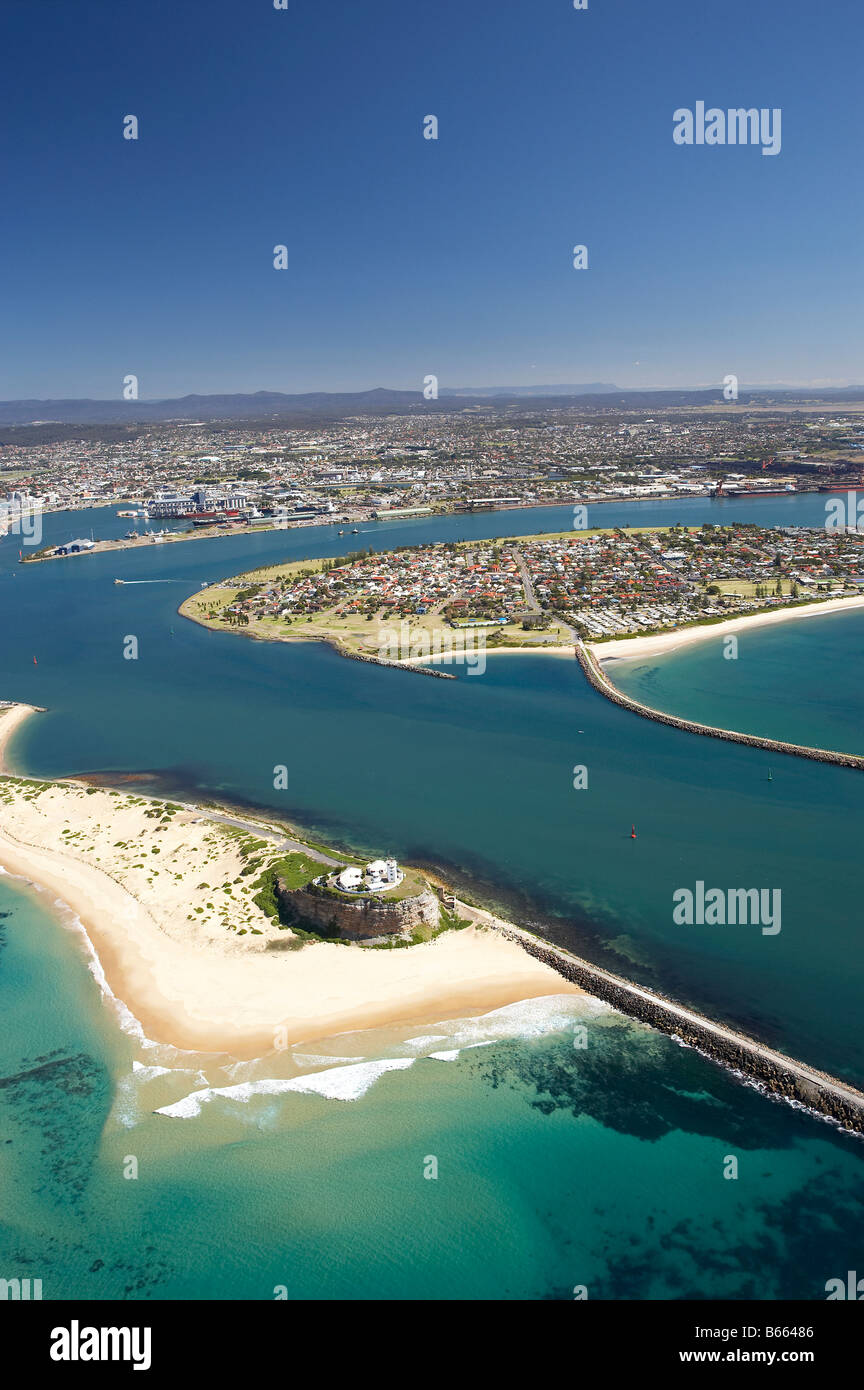 Nobbys Head und Eingang zum Newcastle Hafen Newcastle New South Wales Australien Antenne Stockfoto