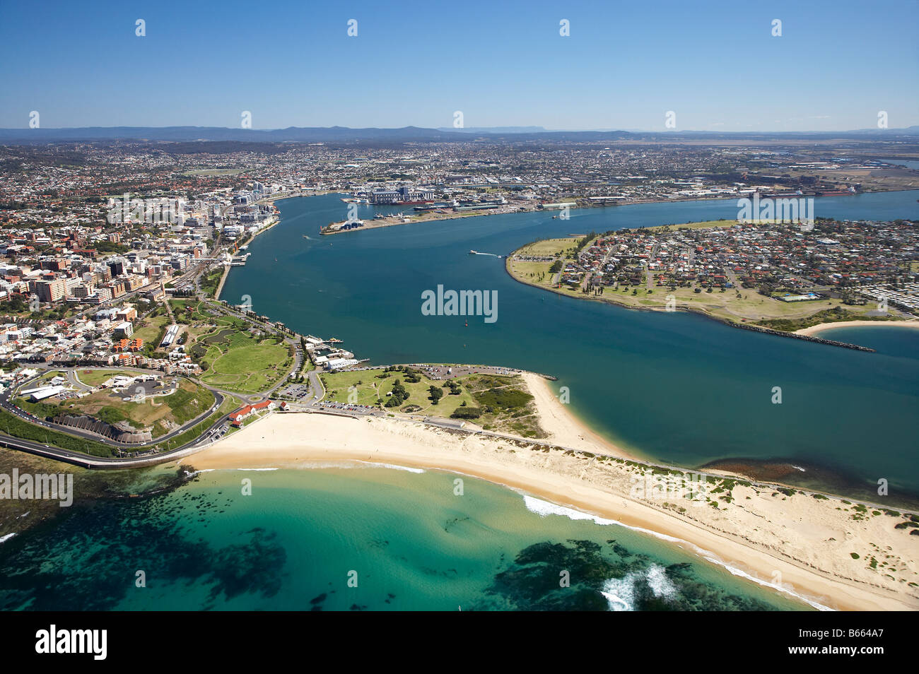 Nobbys Strand und Newcastle Hafen Newcastle New South Wales Australien Antenne Stockfoto