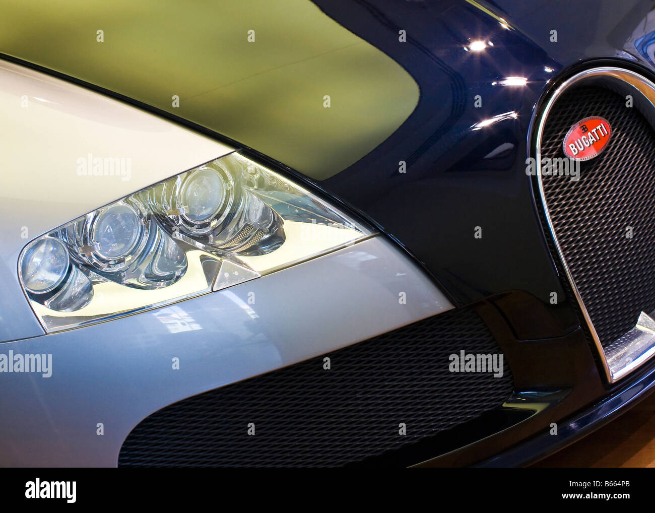 Nahaufnahme von der vorderen Scheinwerfer und Motorhaube Teil des einen Bugatti Veyron Stockfoto