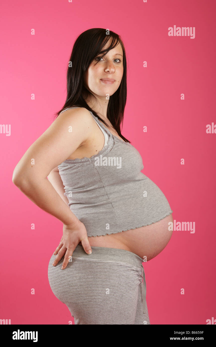 Dreiviertel-Profil Aufnahme einer dunklen Haaren 38 Woche (neun Monate) schwanger Frau Stockfoto
