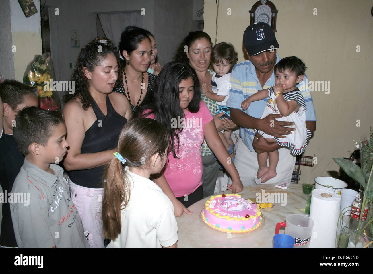 Eine große mexikanische Familie Geburtstag party mit Kuchen Stockfoto