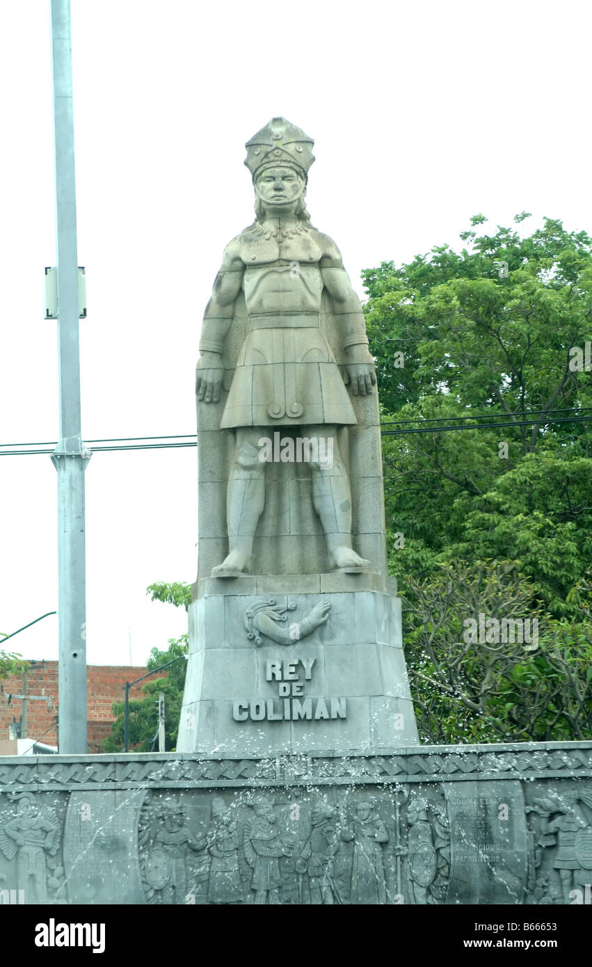 Statue eines alten aztekischen Königs in einem Stadtplatz in Mexiko Stockfoto