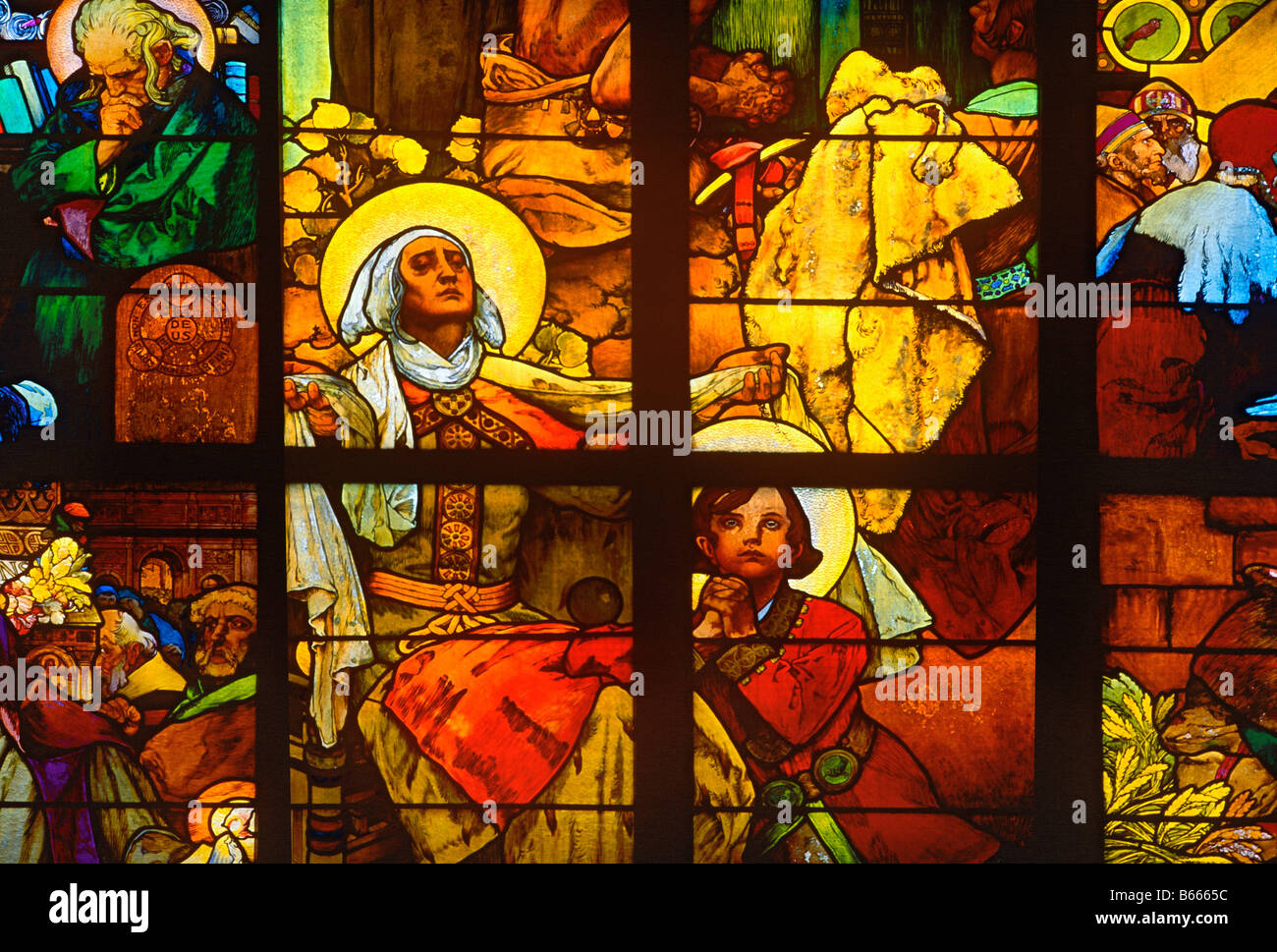 Glasfenster von Alfons Mucha St Guy Kirche Prag verfügbar Republik Stockfoto