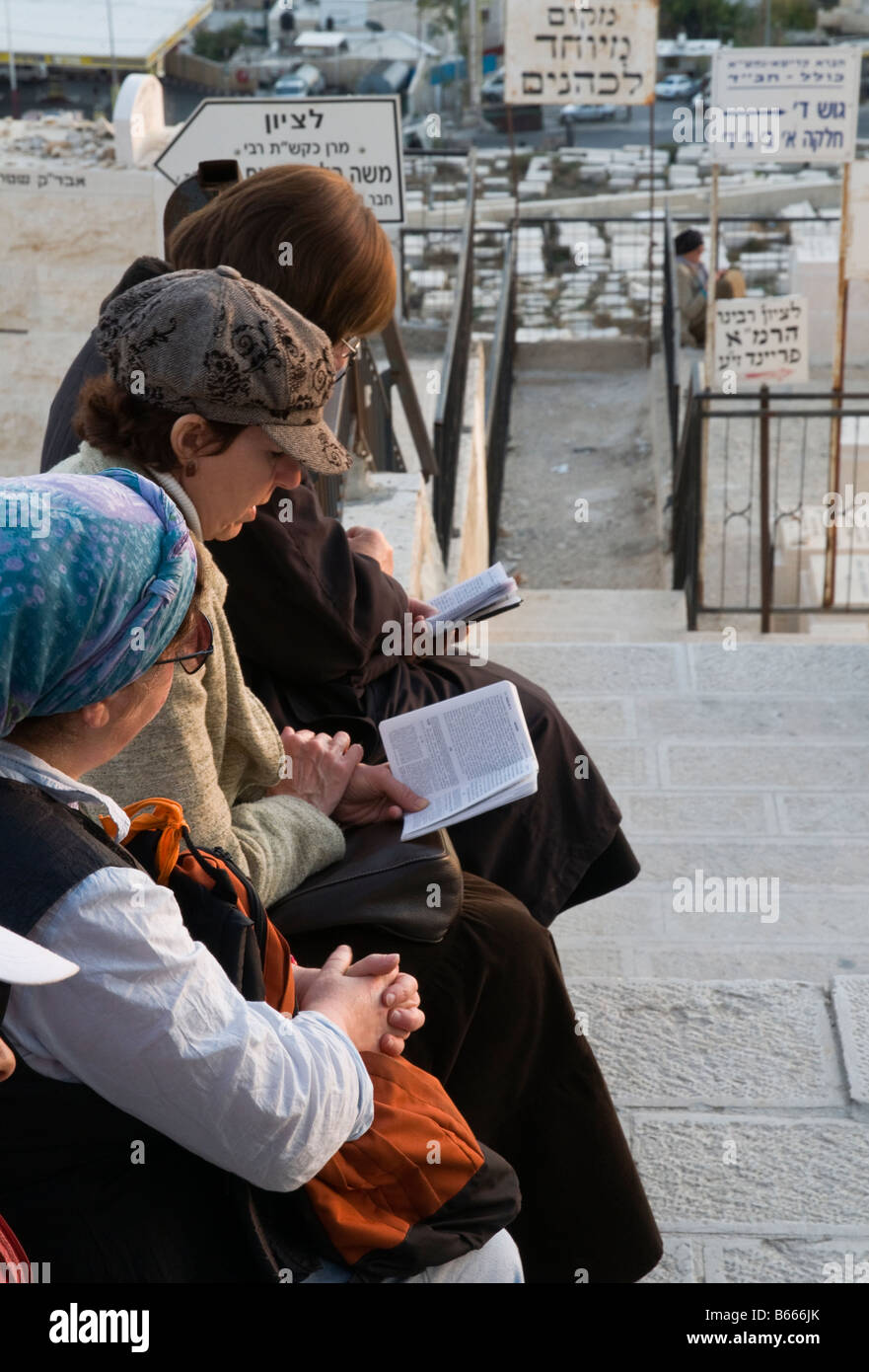 Israel Jerusalem Mount Of Olives Judenfriedhof 3 Frauen sitzen und lesen Psalmen auf Treppe Stockfoto
