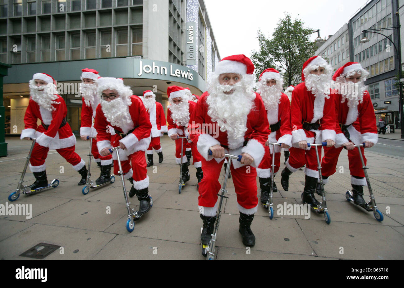 Weihnachtsmänner auf Rollern übernehmen s West End in London Verkehr kostenlos Shopping-Tag angekündigt für 6. Dezember 2008 starten Stockfoto