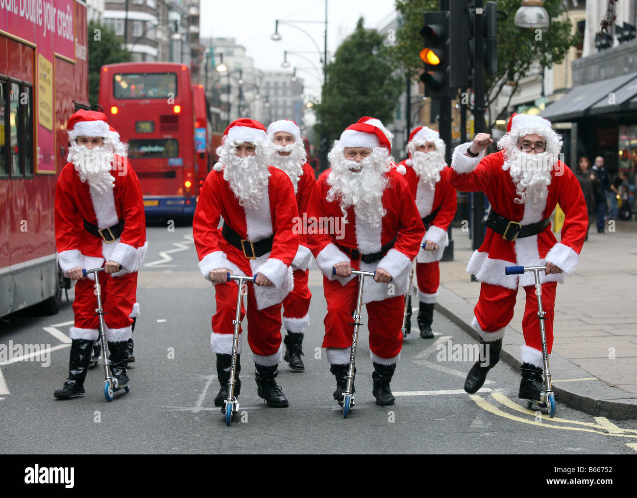 Weihnachtsmänner auf Rollern übernehmen s West End in London Verkehr kostenlos Shopping-Tag angekündigt für 6. Dezember 2008 starten Stockfoto