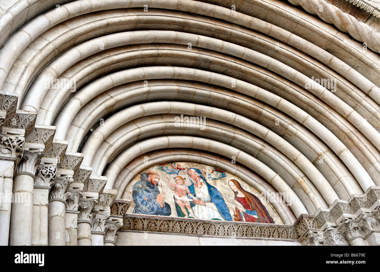 Portikus des 13. Jahrhundert Kirche von San Francesco della Scarpa, Sulmona, Abruzzen, Italien Stockfoto