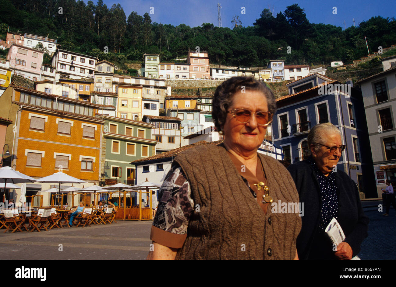 Alte Frauen in Cudillero Asturien TRANSCANTABRIAN Zug durch den Norden Spaniens Stockfoto