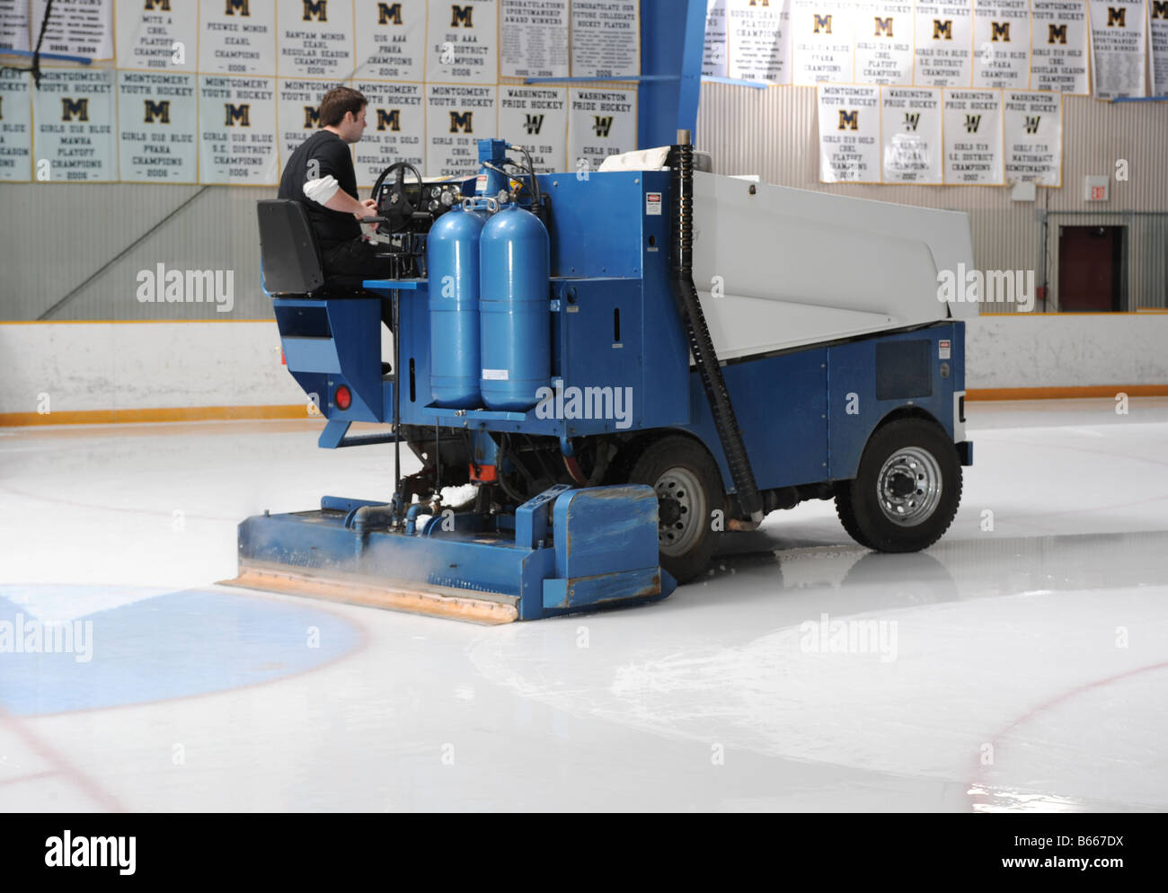 Zamboni Reinigung Eis auf einem Eishockeystadion in Maryland USA Stockfoto