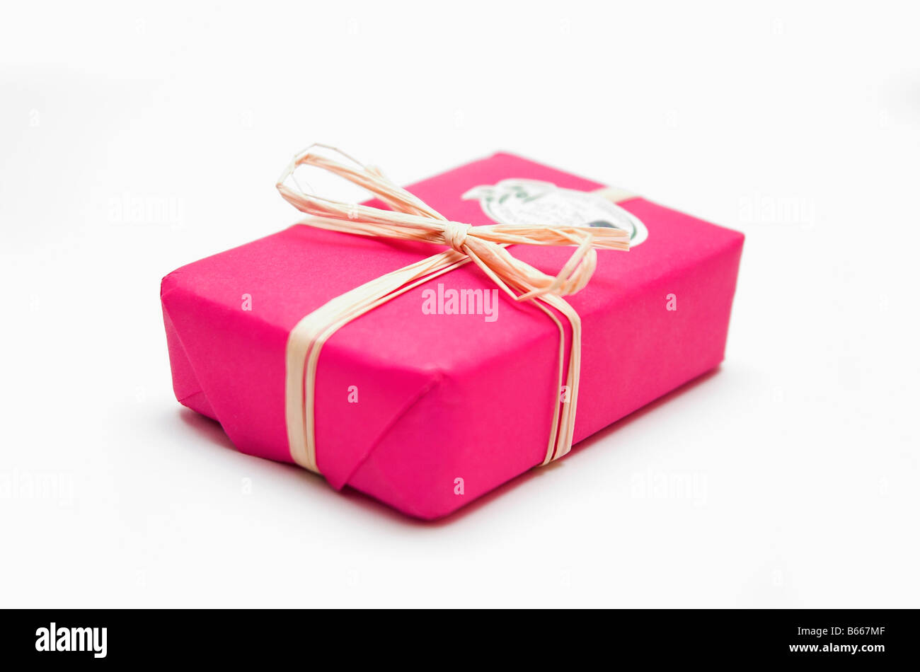 Seifenstück verpackt in rosa Papier isoliert auf weißem Hintergrund Stockfoto