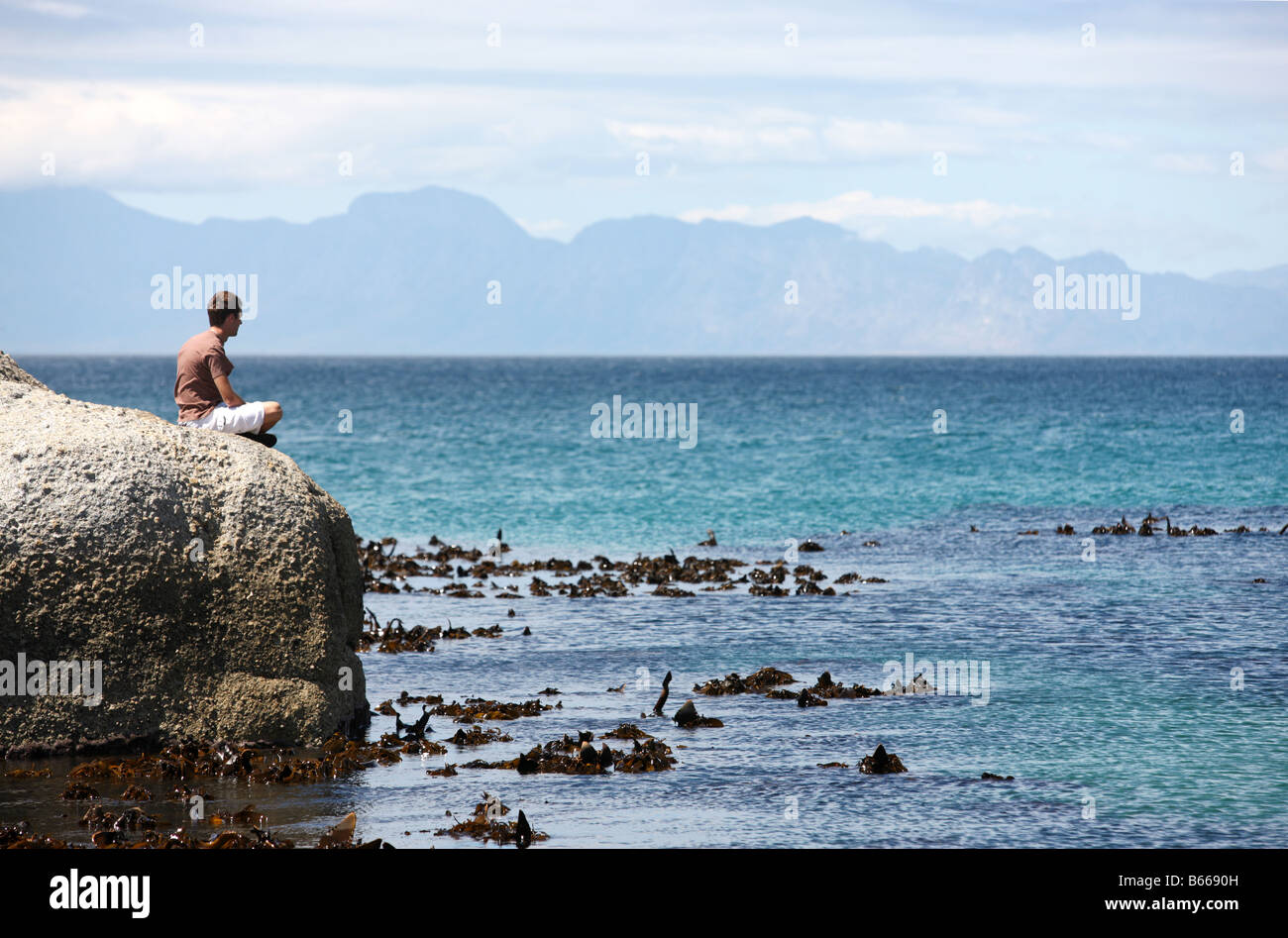 Mann, Blick auf das Meer, Cape Town South Africa Stockfoto
