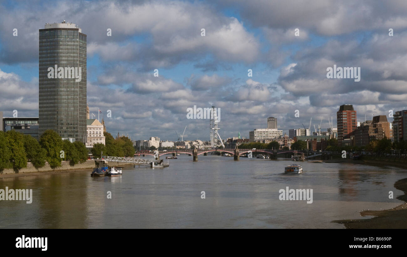 Millbank Tower mit Blick auf die Themse bei Vauxhall mit Lambeth Bridge und das London Eye in der Ferne London England Stockfoto