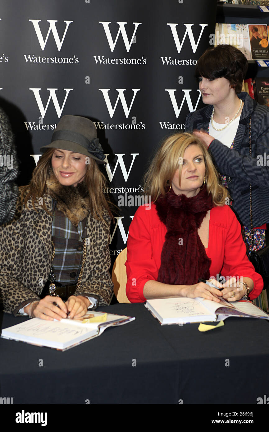 Trinny und Susannah bei einer Signierstunde im Waterstone s Buch speichern Stockfoto