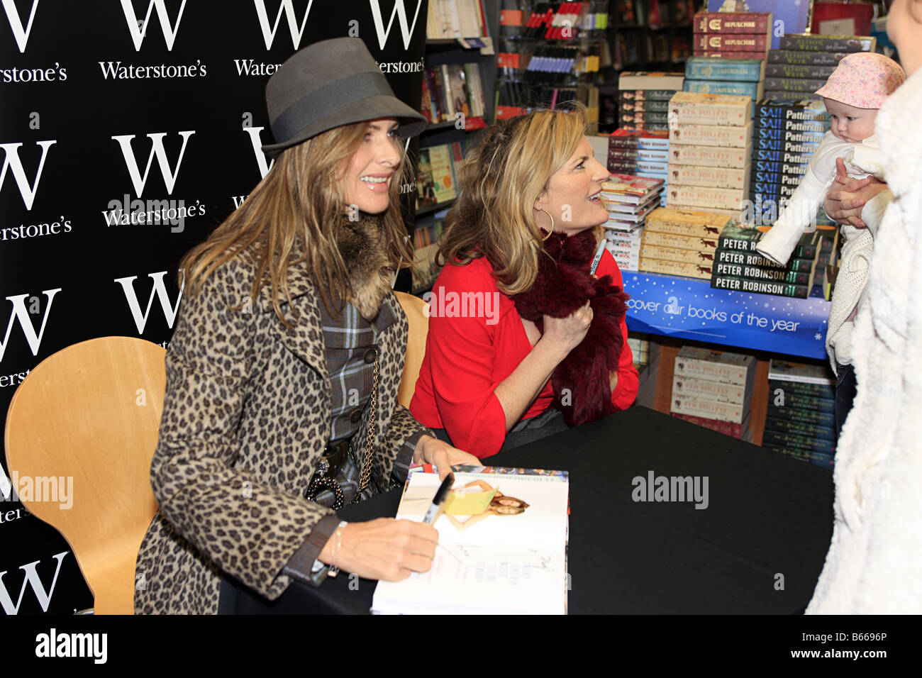 Trinny und Susannah bei einer Signierstunde im Waterstone s Buch speichern Stockfoto