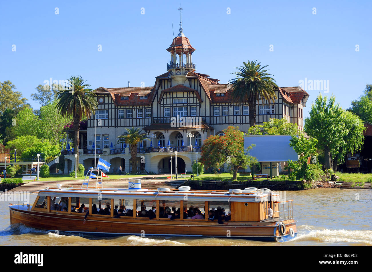 Ein Touristenboot im Fluss Lujan mit den Rudern Club La Marina (Club de Regatas La Marina) in Tigre, Buenos Aires, Argentinien. Stockfoto
