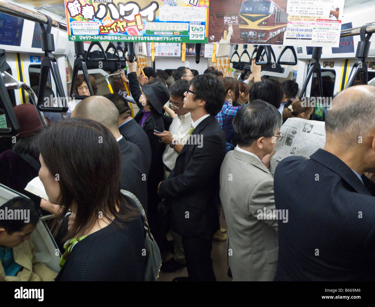 Pendler im Eisenbahnwagen auf Chuo Linie Shinjuku-Tokio Stockfoto