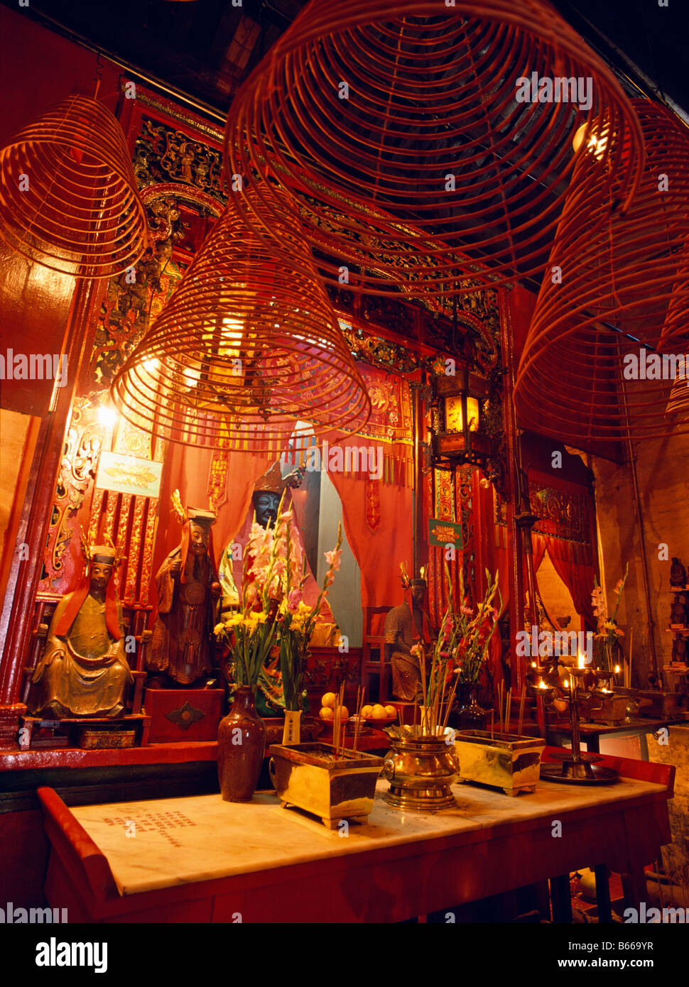 Spirale Weihrauch Spulen brennen in Man Mo Tempel Sheung Wan Bezirk Hong Kong Stockfoto