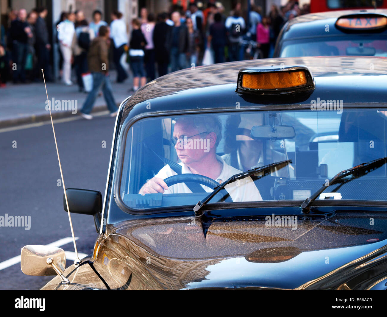 London-Taxi-Fahrer hautnah auf Regent Street London UK Stockfoto