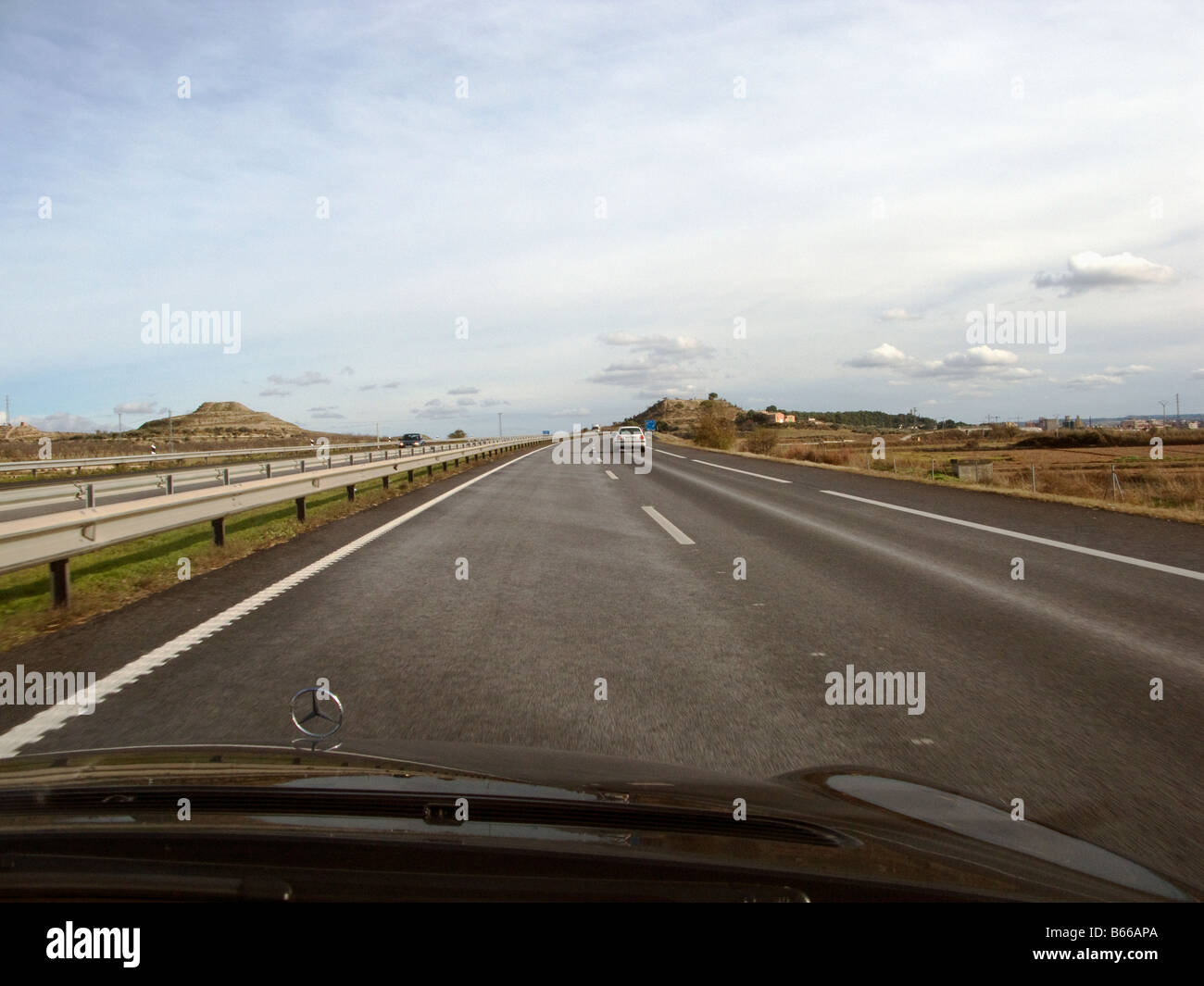 Fahren einen Mercedes entlang der Autobahn A2 in Katalonien Stockfoto