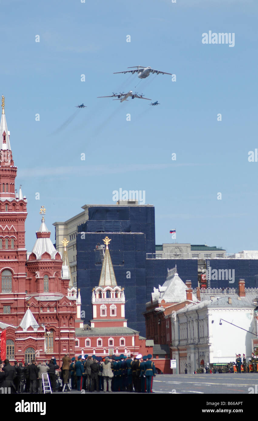 Russische Luftwaffe Tupolev Tu-95 Iljuschin Il-78 und 2 Mikoyan MiG 29 Moskau Siegesparade 2008 Stockfoto