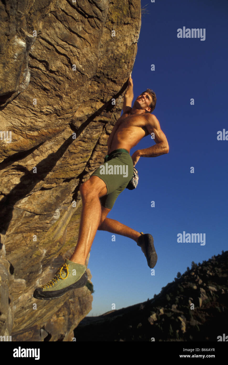 Kletterer aus Griff hängen. Stockfoto