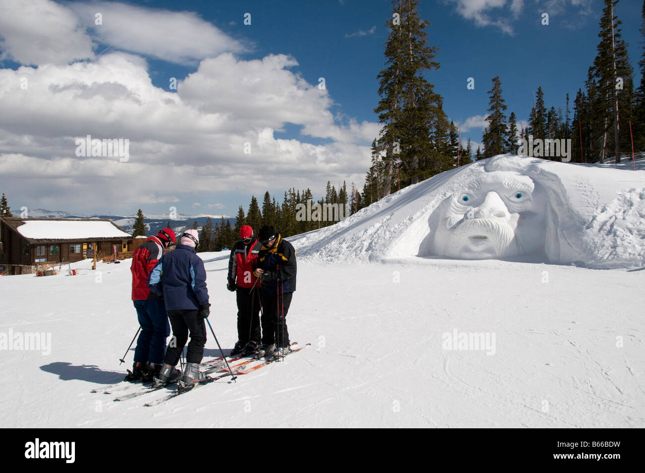 Old Man Winter Schneeskulptur an der Spitze des Cinch Aufzug, Beaver Creek Mountain Resort, Avon, Colorado. Stockfoto
