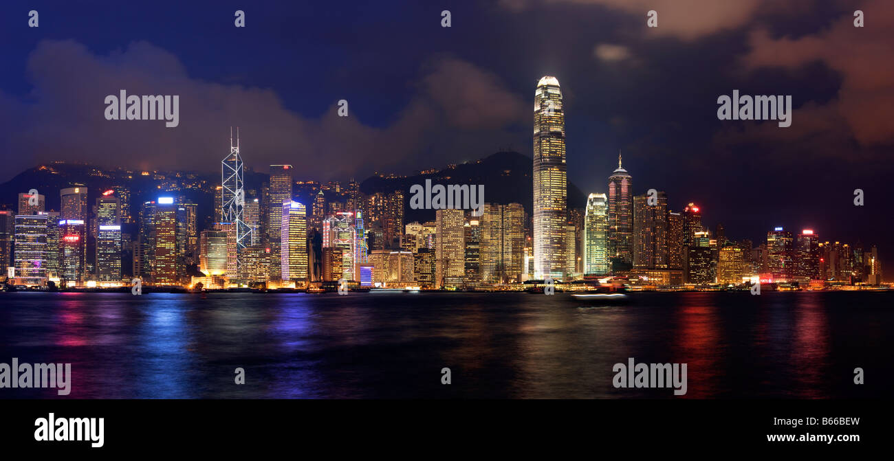 China Hong Kong Skyline von Kowloon nachts gesehen Stockfoto
