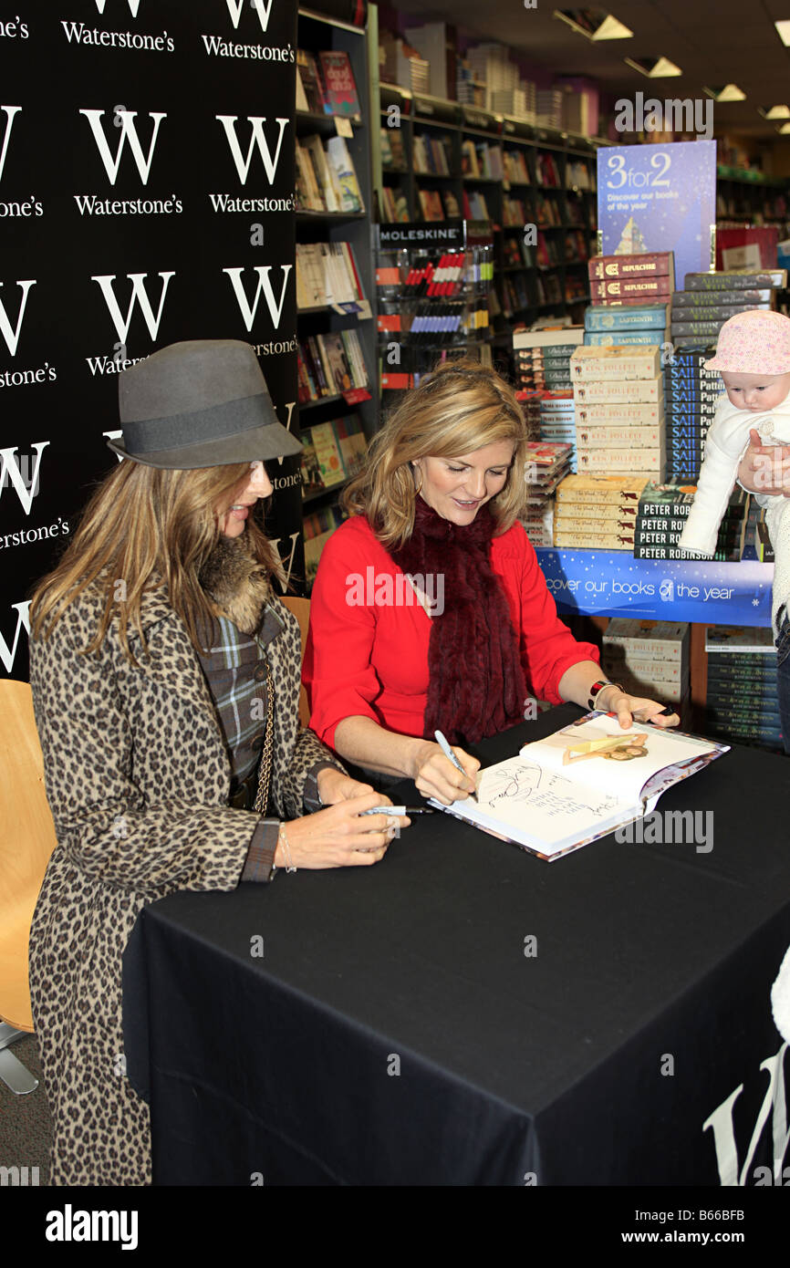 Trinny und Susannah bei einer Signierstunde im Waterstone s Buch speichern Stockfoto