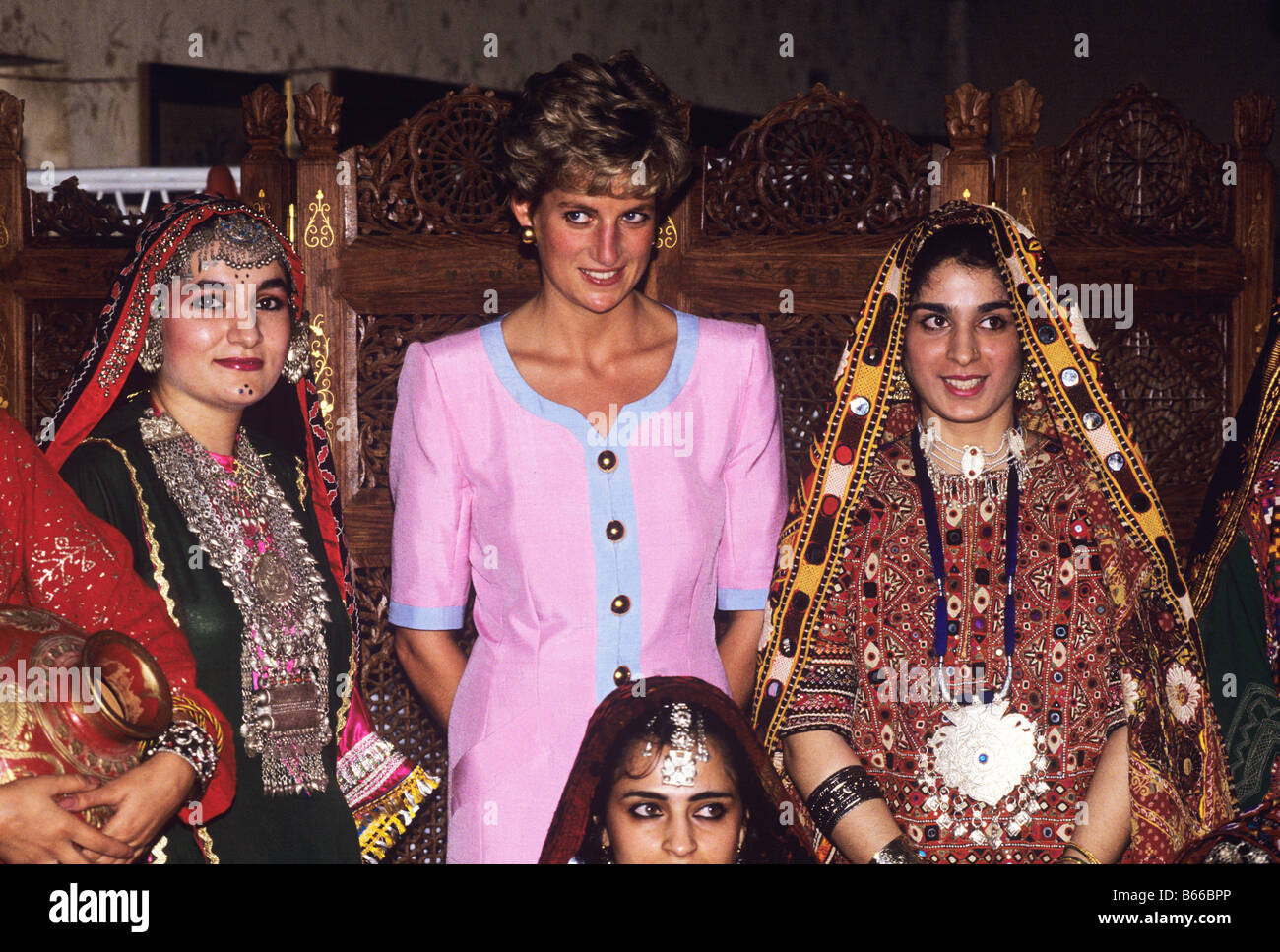 Prinzessin Diana mit pakistanischen Frauen in traditioneller Tracht Stockfoto