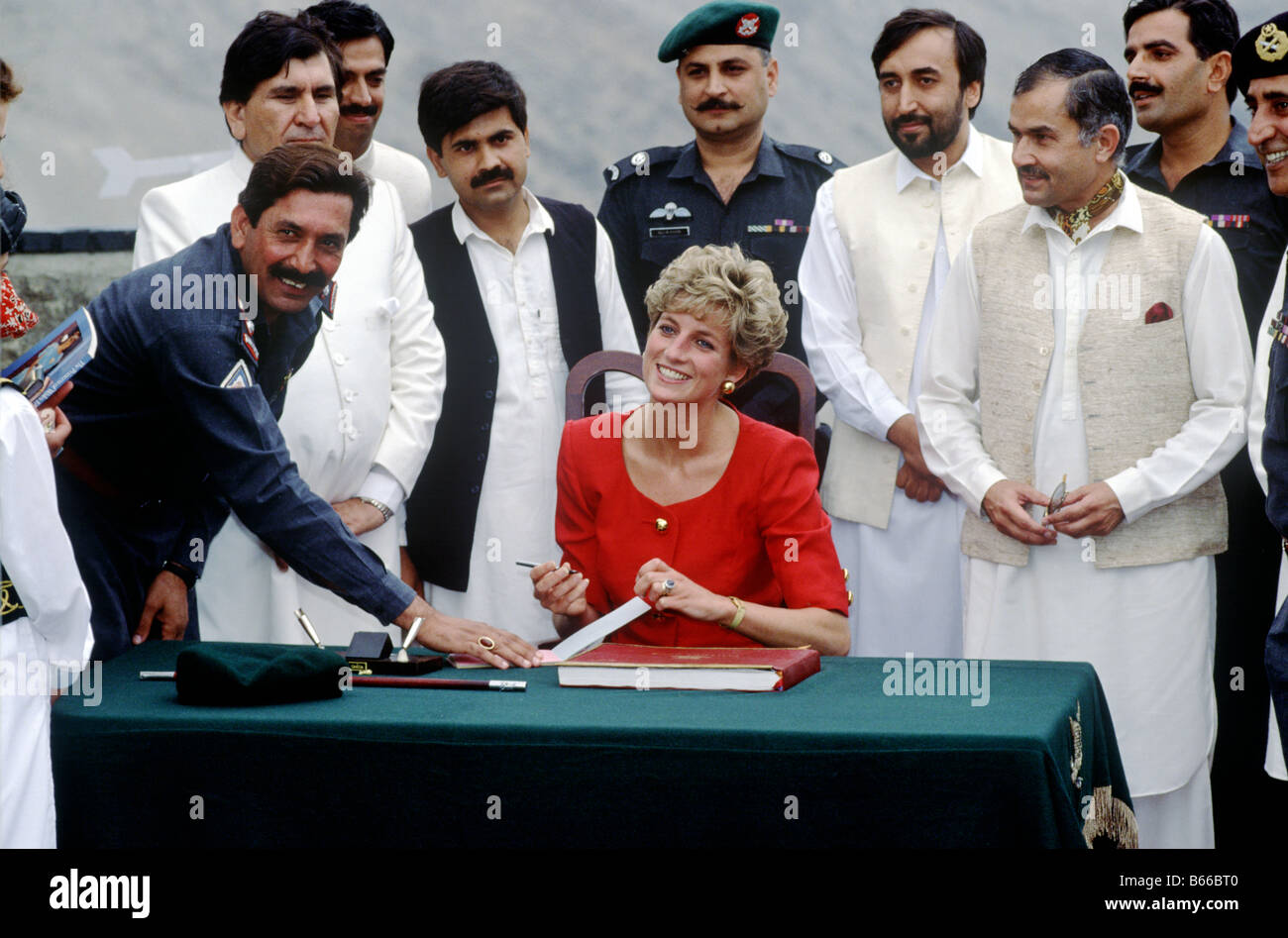 Prinzessin Diana Unterzeichnung Gästebuch am Khyber Pass-Pakistan Stockfoto