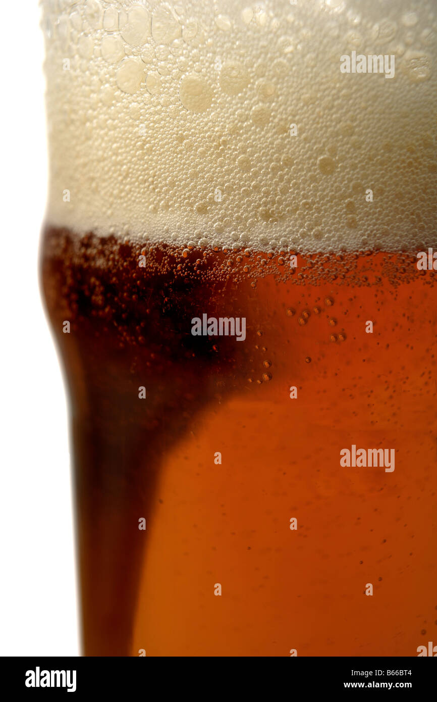 Nahaufnahme eines goldenen Glas Bier mit schaumigen Kopf Stockfoto