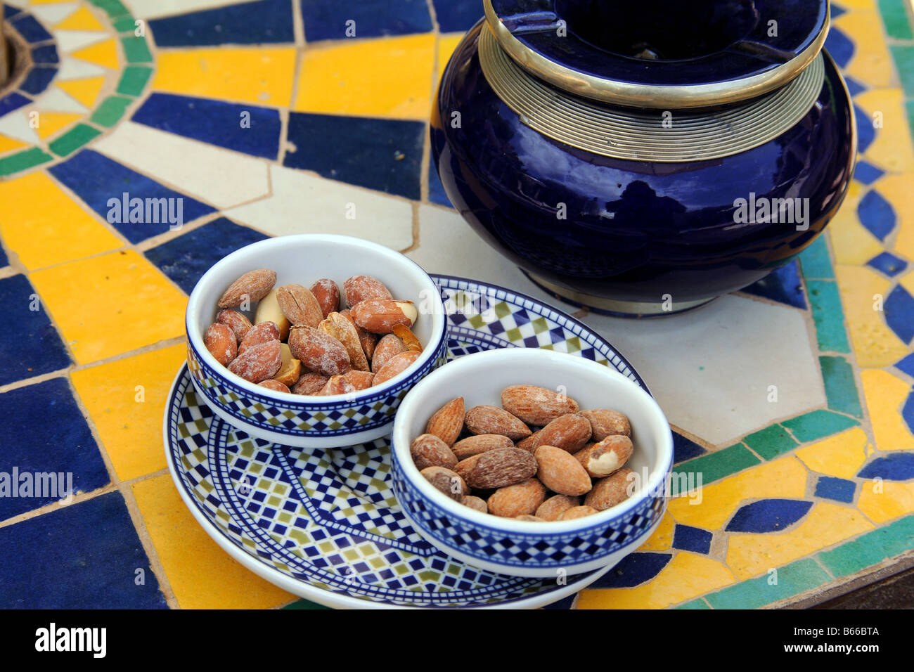 Gesalzene Mandeln auf Mosaik-Tisch in das Hotel La Maison Arabe in Marrakesch Marokko Stockfoto