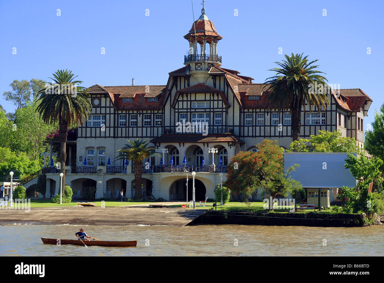 Die viktorianischen Gebäude der traditionellen Rowing Club La Marina (Club de Regatas La Marina) in Tigre, Buenos Aires, Argentinien Stockfoto