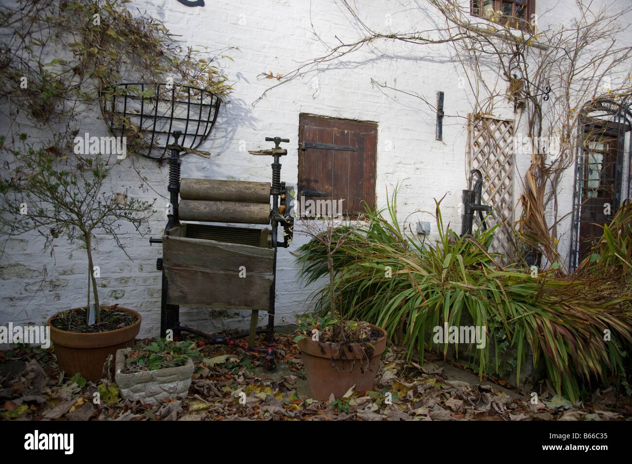 Alte antike viktorianische ' Zerfleischen ' verwendet, um Kleidung als Gartenverzierung auf Hubbards Hills, Louth, Lincolnshire, England auswringen Stockfoto