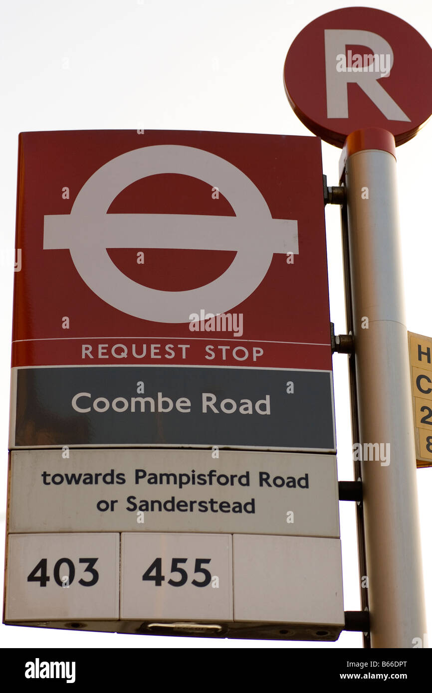 Eine Anfrage-Bushaltestelle in Coombe Road, Croydon, London, England Stockfoto